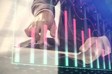 Erkeklerin el ele tutuşup dijital bir cihaz ve ön grafik çizimi kullanırken çift pozlama. Finansal piyasa kavramı.