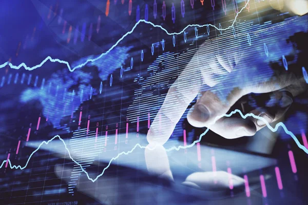 Dvojité vystavení člověka ruce drží a pomocí digitálního zařízení a grafu forex výkres. Koncept finančního trhu. — Stock fotografie