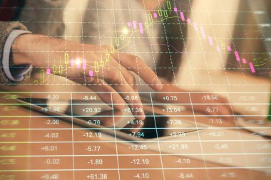 Önx grafik çizimine çifte maruz kalma ve kadın ve erkeğin birlikte çalışarak mobil bir cihaz kullanması. Ticaret konsepti.