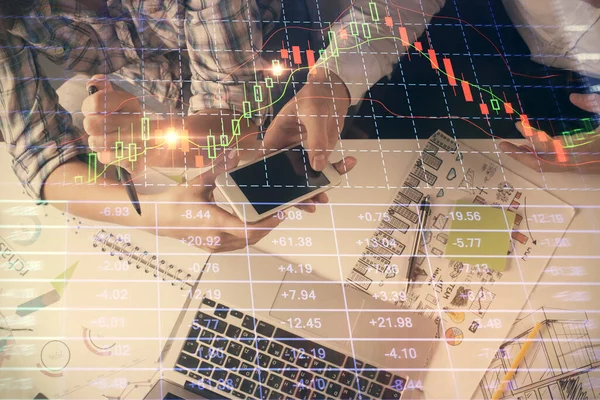Dupla expozíció a forex gráf rajz és a férfi és nő dolgozik együtt gazdaság és a mobil eszköz. Kereskedelmi koncepció. — Stock Fotó