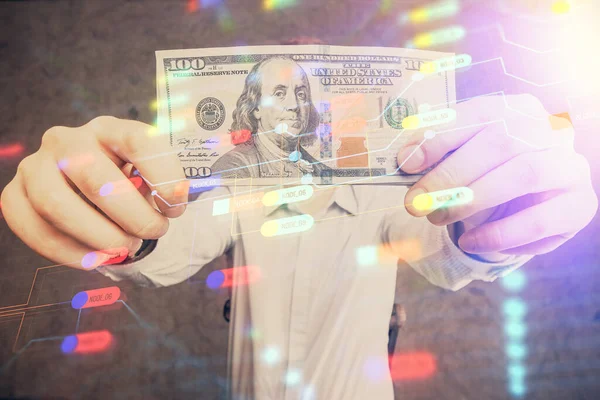 Dupla exposição do holograma de desenho de tecnologia e notas de dólares e mãos de homem. Conceito de dados — Fotografia de Stock
