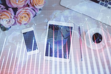 Forx grafik hologramının telefonlu hali. Üst Manzara. Mobil ticaret platformu kavramı.