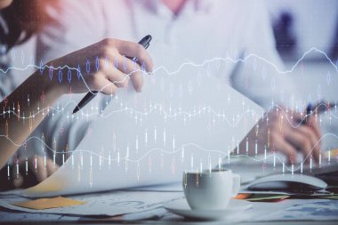Ön x grafiğinin arka plan notları alan insanların üzerini çizerken çift pozlama. Mali analiz kavramı