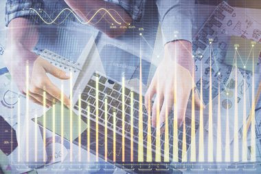 Kadın ve erkeğin birlikte çalışırken çifte pozlama ve hologram çizimi ön plana çıkarma. Finansal analiz konsepti. Bilgisayar arkaplanı. Üst Görünüm.