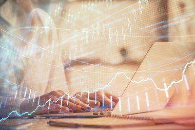 Bilgisayar ve ön grafik hologram çizimi üzerinde çalışan kadın elleri çift pozlama. Mali analiz kavramı.