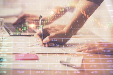 Bilgisayarda ve finansal grafik hologramında yazı yazan kadın ellerine çok maruz kalmış. Borsa analizi kavramı.