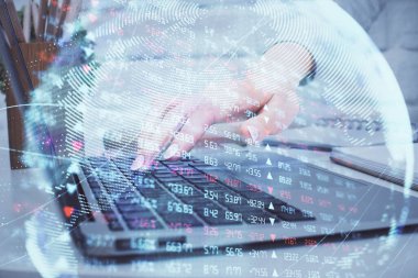 Kadın elinin bilgisayar ve iş temalı hologram çizimlerinde çifte pozlama. Başarı konsepti.