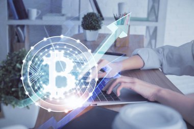 Bilgisayarda ve kripto piyasa temalı hologram çizimlerinde kadın elinin çifte pozu. Engelleme zinciri kavramı.