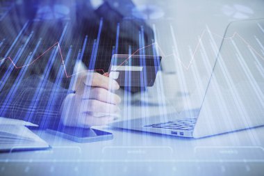 İnternetten alışveriş yapan kadının elinde kredi kartı ve mali grafik çizimi var. Borsa E-ticaret kavramı.