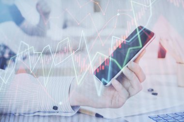 Erkeklerin el ele tutuşup dijital bir cihaz ve ön grafik çizimi kullanırken çift pozlama. Finansal piyasa kavramı.