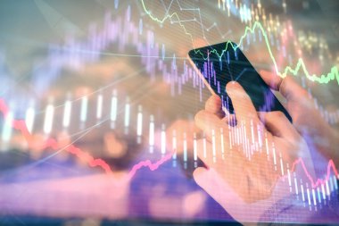 Erkeklerin el ele tutuşup dijital bir cihaz ve ön grafik çizimi kullanırken çift pozlama. Finansal piyasa kavramı.