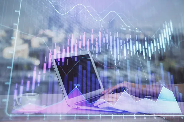 Doppelbelichtung von Geschäftsfrau Hände Tippen auf Computer und Forex-Diagramm Hologrammzeichnung. Finanzanalysekonzept. — Stockfoto