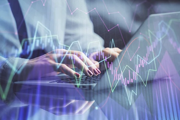 Doble exposición de las manos de la mujer de negocios escribiendo en el dibujo del holograma de la computadora y del gráfico financiero. Concepto de análisis bursátil. —  Fotos de Stock