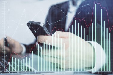 Erkeklerin el ele tutuşup dijital telefon ve forx grafik çizimleri kullanırken birden fazla pozlama. Finansal piyasa kavramı.
