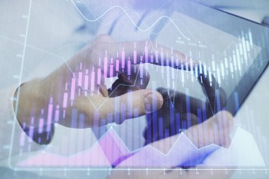 Bir adamın el ele tutuşup, telefon ve finansal çizim kullanırken birden fazla pozlama. Pazar analizi kavramı.