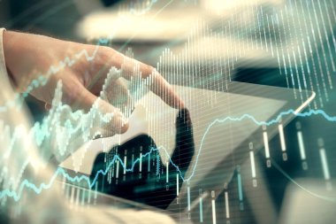 Bir adamın el ele tutuşup, telefon ve finansal çizim kullanırken birden fazla pozlama. Pazar analizi kavramı.