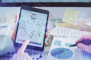 Bir adamın el ele tutuşup, telefon ve finansal çizim kullanırken birden fazla pozlama. Pazar analizi kavramı.