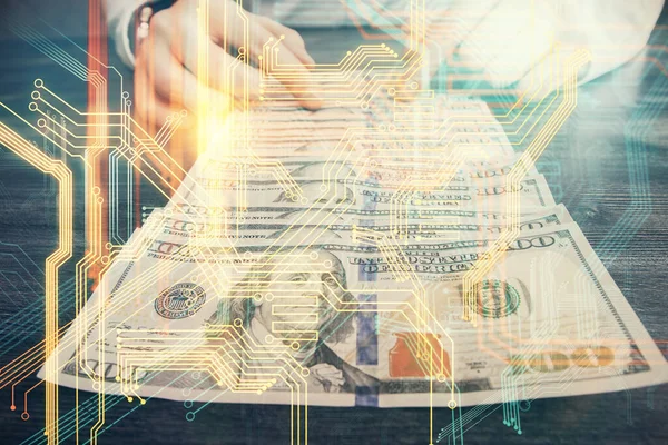 Dubbel exponering av världskarta rita hologram och oss dollar räkningar och man händer. — Stockfoto