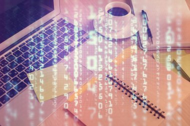 Teknoloji temalı çizimlere ve masa arkasında kahve ve eşyalar olan masaüstüne çoklu pozlama. Veri araştırması kavramı.