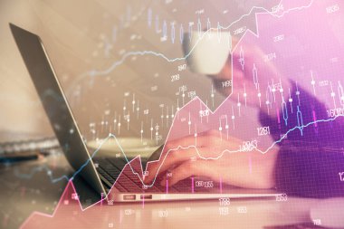 İş kadınlarının bilgisayar ve ön grafik hologram çizimlerini yazarken çift pozlama. Mali analiz kavramı.