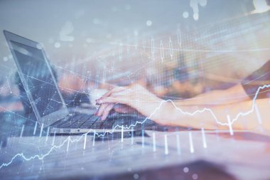 İş kadını ellerinin bilgisayar ve ön x çizelge hologramı çizimlerinde çifte pozlama. Mali analiz kavramı.