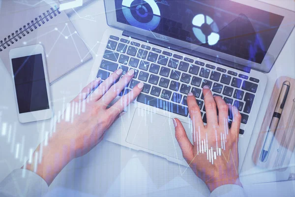 Dvojité vystavení ženských rukou pracujících na počítačovém a forexovém hologramu. Top View. Koncept finanční analýzy. — Stock fotografie
