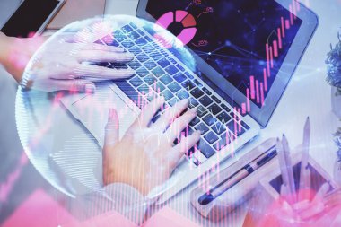 Kadın elinin bilgisayar ve iş temalı hologram çizimlerinde çifte pozlama. Başarı konsepti.