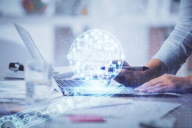 Bilgisayarda ve kripto piyasa temalı hologram çizimlerinde kadın elinin çifte pozu. Engelleme zinciri kavramı.