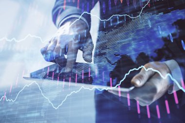 Erkeklerin el ele tutuşup dijital bir cihaz ve ön grafik çizimi kullanırken çift pozlama. Finansal piyasa kavramı.