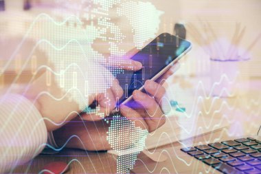 Erkeklerin el ele tutuşup dijital bir cihaz ve ön grafik çizimi kullanırken çift pozlama. Finansal piyasa kavramı.