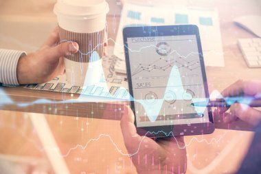 Bir adamın elini tutarken ve bir telefon ve finansal çizim kullanırken çift pozlama. Pazar analizi kavramı.