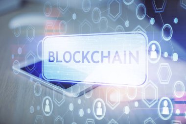 Hologram ve cep telefonu kullanan bir kadın tarafından iki kez görüntülenir..