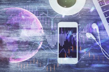 Masaüstünde telefonlu ön x grafik hologramına çift pozlama. Üst Manzara. Mobil ticaret platformu kavramı.
