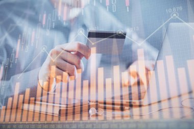 Ellerinde kredi kartı ve forex çizimi olan bir adamın çift pozu. İnternet E-ticaret kavramında hisse senedi ve dijital fintech.
