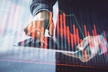 Erkeklerin el ele tutuşup dijital bir cihaz ve ön grafik çizimi kullanırken çift pozlama. Finansal piyasa kavramı.