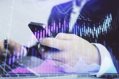 Erkeklerin el ele tutuşup dijital telefon ve forx grafik çizimleri kullanırken birden fazla pozlama. Finansal piyasa kavramı.