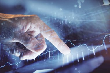 Bir adamın el ele tutuşup, telefon ve finansal çizim kullanırken birden fazla pozlama. Pazar analizi kavramı.