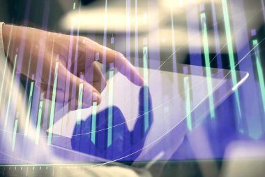 Bir adamın el ele tutuşup, telefon ve finansal çizim kullanırken birden fazla pozlama. Pazar analizi kavramı.