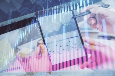 Bir adamın elini tutarken ve bir telefon ve finansal çizim kullanırken çift pozlama. Pazar analizi kavramı.