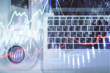 Borsa tablosu ve masa arkasındaki en iyi görüntü bilgisayarı. Çoklu maruz kalma. Mali analiz kavramı.