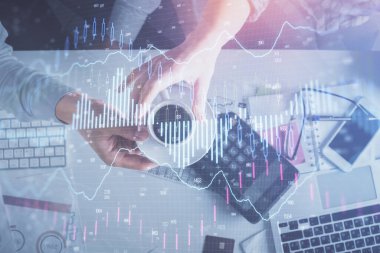Birlikte çalışan kadın ve erkeğin çifte pozu ve finansal grafik hologramı çizimi. Pazar analizi konsepti. Bilgisayar arkaplanı. Üst Görünüm.