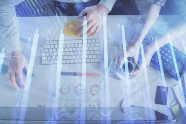 Birlikte çalışan kadın ve erkeğin çifte pozu ve finansal grafik hologramı çizimi. Pazar analizi konsepti. Bilgisayar arkaplanı. Üst Görünüm.