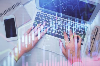 Bilgisayar ve ön grafik hologram çizimi üzerinde çalışan kadın elleri çift pozlama. Üst Manzara. Mali analiz kavramı.