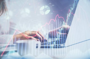 Bilgisayar ve ön grafik hologram çizimi üzerinde çalışan kadın elleri çift pozlama. Mali analiz kavramı.