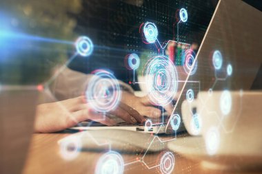 Bilgisayar ve veri temalı hologram çizimlerinde çalışan kadın elleri çift pozlama. Teknoloji kavramı.