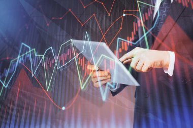 Erkeklerin el ele tutuşup dijital bir cihaz ve ön grafik çizimi kullanırken çift pozlama. Finansal piyasa kavramı.