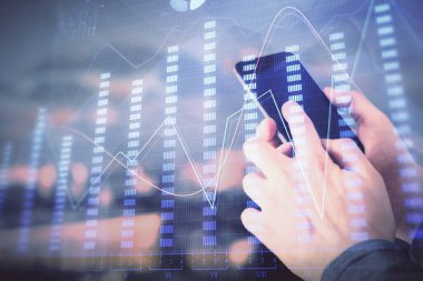 Erkeklerin el ele tutuşup dijital bir cihaz ve ön grafik çizimi kullanırken çift pozlama. Finansal piyasa kavramı.