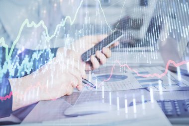 Erkeklerin el ele tutuşup dijital bir cihaz ve ön grafik çizimi kullanırken çift pozlama. Finansal piyasa kavramı.