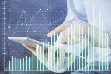 Erkeklerin el ele tutuşup dijital bir cihaz ve ön grafik çizimi kullanırken çift pozlama. Finansal piyasa kavramı.