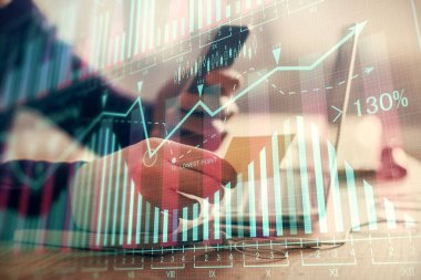 Bir adamın elini tutarken ve bir telefon ve finansal grafik çizimi kullanırken çift pozlama. Analiz kavramı.